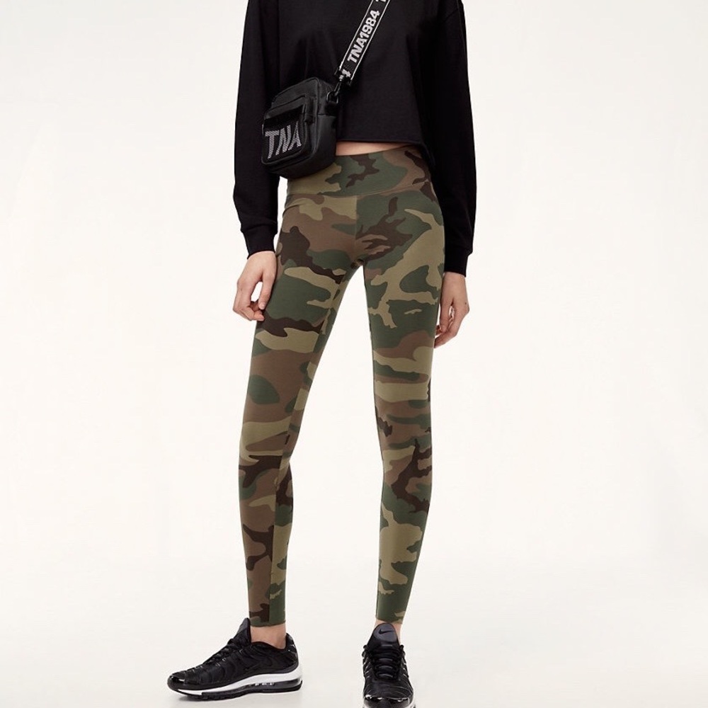 TNA Equator Low Rise Leggings in Green Camo - Size Small (Aritzia)